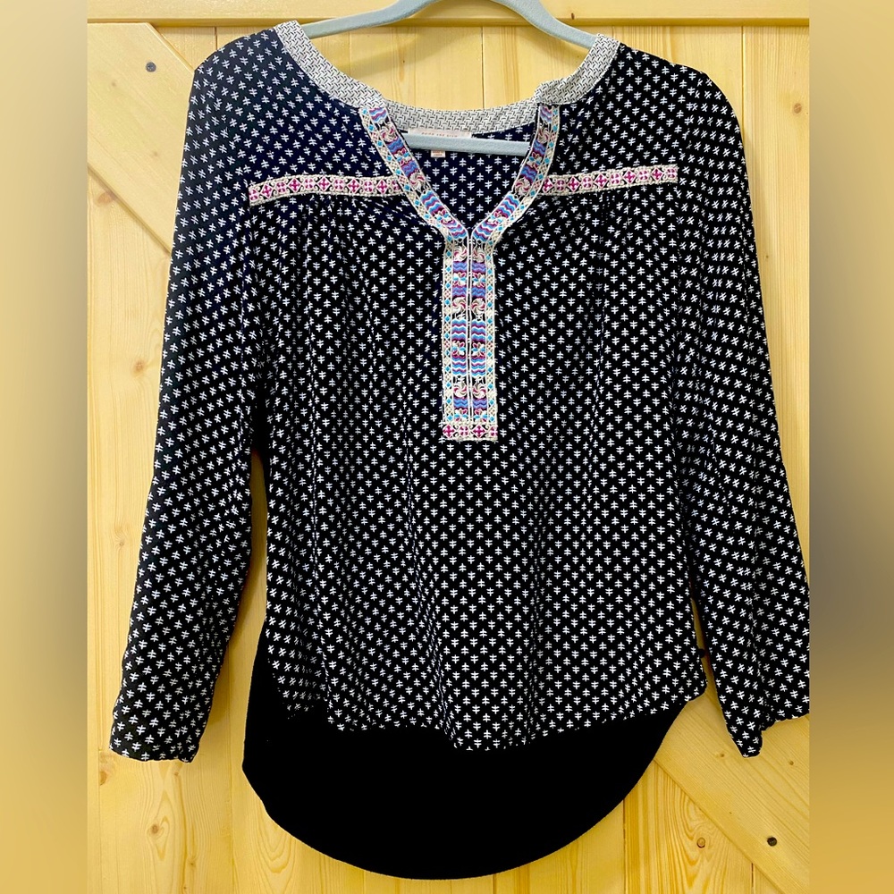 🥰🙌Skies Are Blue Boho Country Needle Embroidered Neck Line Black & White Blouse